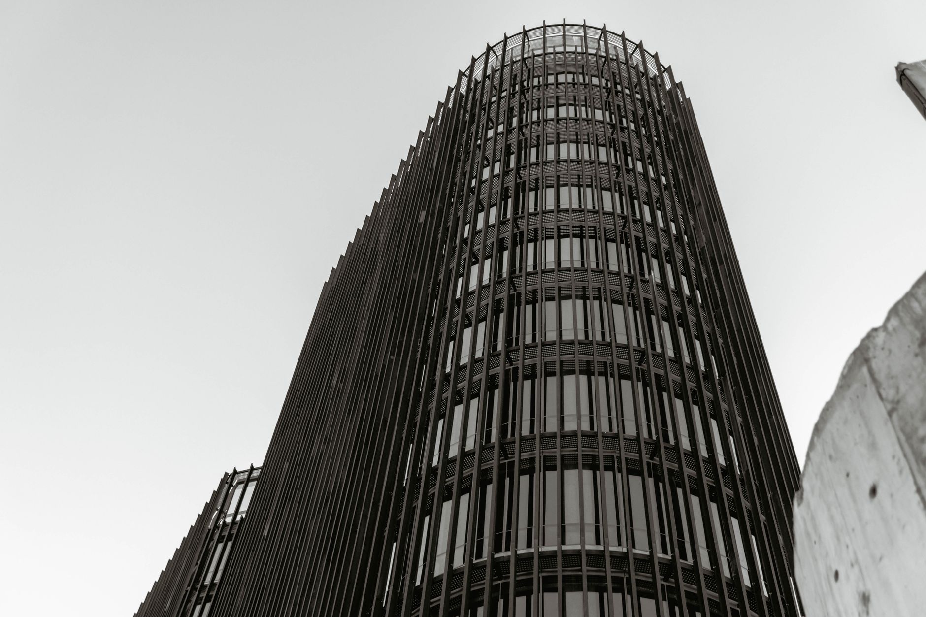Blik op ad en rund glasfacade på kontorbygning