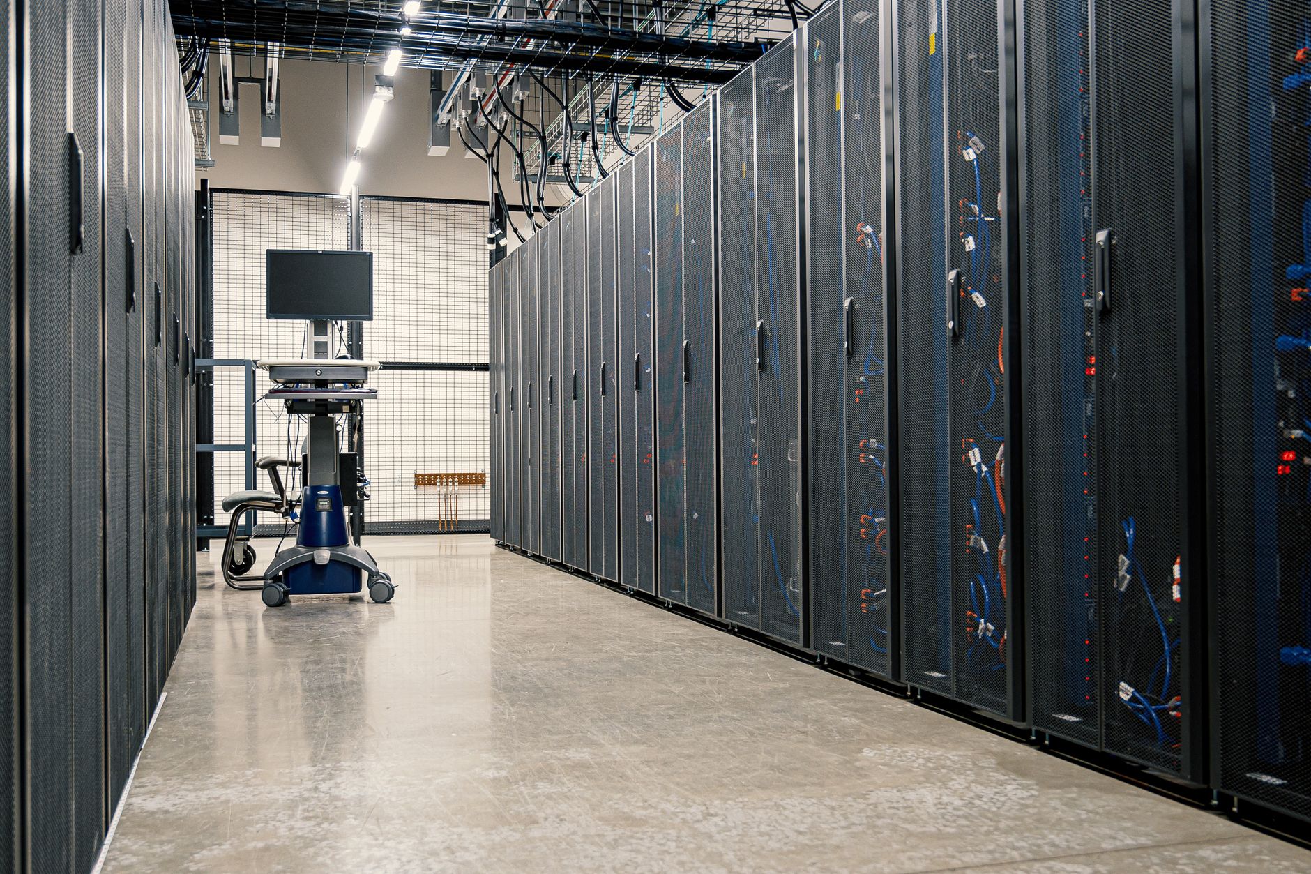 Korridor med rackskabe i et datacenter