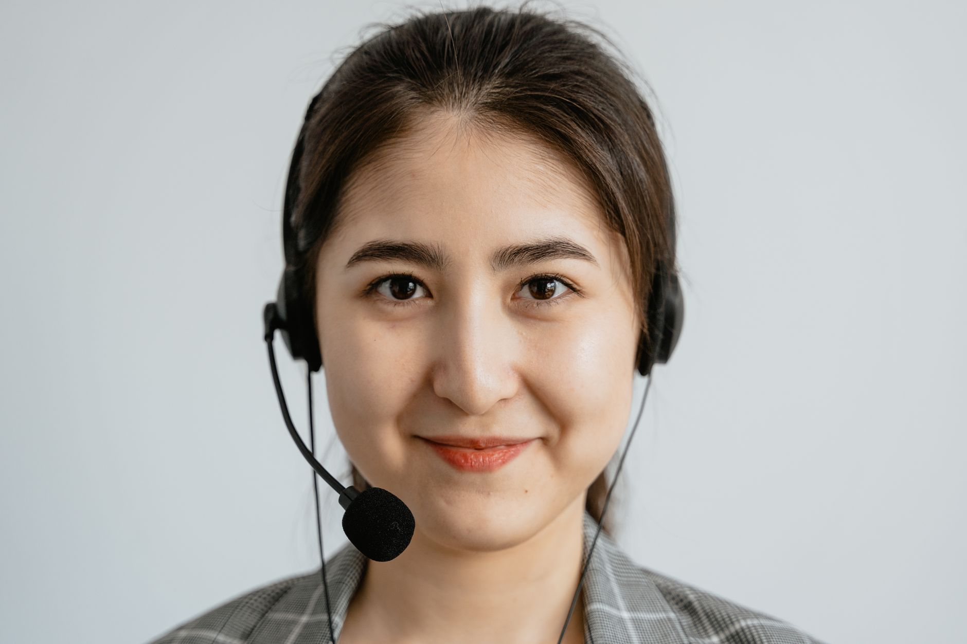 Kvinde med headset ved supporttelefonen